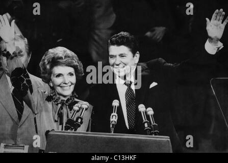 Reagan Vorsitz. Kandidat der Republikanischen Partei und Gouverneur Kaliforniens (und zukünftigen US-Präsidenten) Ronald Reagan und künftige First Lady Nancy Reagan bei der Republican National Convention, Detroit, Michigan, Juli 1980. Stockfoto