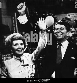 Reagan Vorsitz. Kandidat der Republikanischen Partei und Gouverneur Kaliforniens (und zukünftigen US-Präsidenten) Ronald Reagan und künftige First Lady Nancy Reagan bei der Republican National Convention, Detroit, Michigan, Juli 1980. Stockfoto