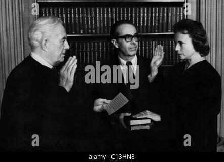 US Supreme Court. Von links: Vorsitzender Richter des Supreme Court Warren Burger, John O'Connor, uns Supreme Court Justice Sandra Day O'Connor, Vereidigung als ein höchstes Gericht Gerechtigkeit, Washington, D.C., 25. September 1981. Stockfoto