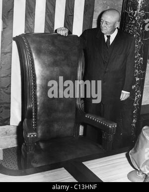 Haus Lautsprecher Sam Rayburn, blickt auf seinem Stuhl, auf dem Podium des Repräsentantenhauses vor der Eröffnung der zweiten Tagung der 86. Kongress, 6. Januar 1960. Stockfoto