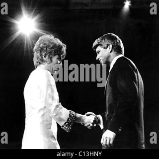 Shirley MacLaine Einführung Senator Robert Kennedy auf einer Kundgebung in Los Angeles, Mai 1968 Stockfoto