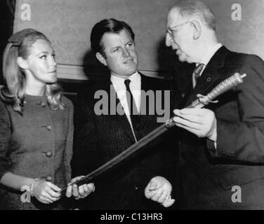 Senator Edward Kennedy und Frau auf Besuch in Irland, wo sie eine Nachbildung des Schwertes George Washington vom irischen Präsidenten Eamon De Valera, Dublin, Irland, 3. März 1970 gezeigt werden. Stockfoto