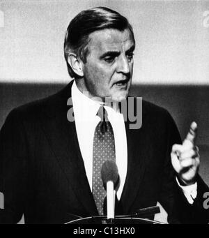 US-Wahlen. Ehemalige US-Vizepräsident Walter Mondale machen seine Dankesrede für die Nominierung des Präsidentschaftskandidaten bei der Democratic National Convention in San Francisco, Kalifornien, Juli 1984. Stockfoto