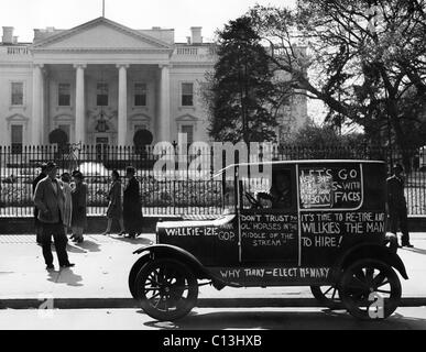 US-Wahlen. Anhänger der republikanischen Präsidentschaftskandidaten Wendell Wilkie fahren um das Weiße Haus, Washington, D.C., circa Ende 1940. Stockfoto