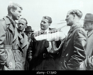 Wernher von Braun (Mitte, 1912-1977), Hingabe an die United States Army, l-r: Charles Stewart, CIC Agent, Dr. Herbert Axster, Dieter Huzel, Dr. Wernher Von Braun, Magnus Von Braun (Bruder), Hans Lindenberg, Rütte, Bayern, 2. Mai 1945. © Nasa/Courtesy Everett Collection Stockfoto