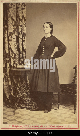 Dr. Mary Edwards Walker (1832 – 1919), Bürgerkrieg Chirurg. Sie ist die einzige bekannte Ärztin in Schlacht während des amerikanischen Bürgerkriegs zu dienen. Sie trägt ihr Kleid reformistischen bestehend aus voller Länge Hosen unter einem abgekürzten voller Rock und uncorseted Jacke. Foto von John Holyland, ca. 1865. Stockfoto