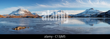 Cul Mor (L), Cul Beag und Stac Pollaidh (R) spiegelt sich in Loch Sionascaig, Inverpolly, Ross und Cromarty, Highland, Schottland, UK. Stockfoto