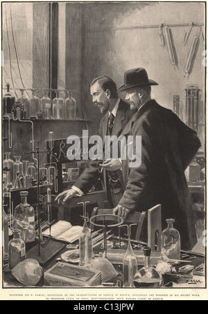 Professor Sir W. Ramsay, Entdecker der Transmutation von Radium, Helium, beschreibt den Fortschritt seiner jüngsten Arbeit Professor Curie, Gelenk-Entdecker (mit Madame Curie) von Radium. 1903-Zeichnung von S. Begg für THE ILLUSTRATED LONDON NEWS, 5. Dezember 1903, kurz nach der Curie veröffentlicht und seine Frau Marie wurden 1903 den Nobelpreis für Physik ausgezeichnet. Stockfoto