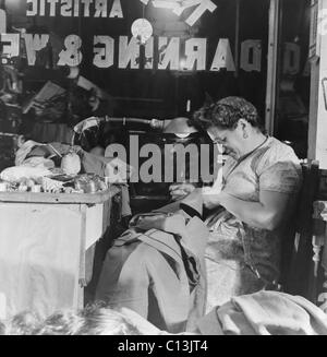 Eigentümerin eines jüdischen Weberei Shop auf Broom Street in der Lower East Side, das jüdische Viertel von New York City. August 1942. Stockfoto