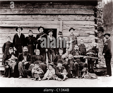 Hatfield Clan im Jahre 1897. Ihre Fehde mit der McCoys im ländlichen West Virginia Kentucky Backcountry dauerte von 1865 bis 1901. Im Jahr 1949 spielte der Spielfilm ROSEANNA MCCOY über ein Inter-die Romantik Joan Evans und Farley Granger. Stockfoto