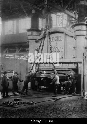 Krupp Essen, Deutschland, Stahlwerk 10.000 Tonnen Biegepresse. Die Krupp hatte ein nahes Monopol in schwere Waffen in Deutschland fertigen. Ca. 1910. Stockfoto