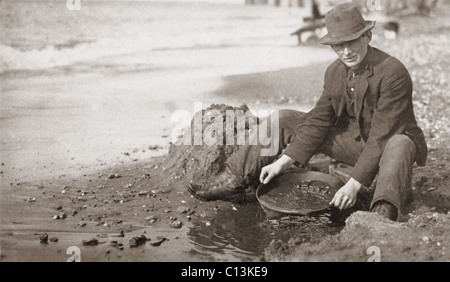 Mann schwenken Gold am Strand von Nome, Alaska, die Anfang des 20. Jahrhunderts. Stockfoto