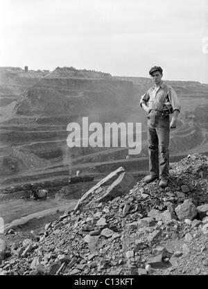 Bergmann John Palumbo Jr. (1921 – 2008), posiert am Rande der Rumpf-Rost-Mahoning Eisen Grube Bergwerk in Minnesota Mesabi Iron Range Stockfoto