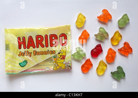 Paket von Haribo Jelly Bunnies Süßigkeiten für Ostern mit Inhalt verschüttet auf weißem Hintergrund Stockfoto