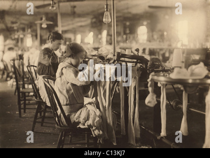 11 Jahre alten Nannie Coleson 3 Dollar pro Woche als ein Looper in Crescent Strumpfwaren Mühle gemacht. Sie hatte nur die fünfte Klasse beendet, bevor sie begann in der Mühle. November 1914 Foto von Lewis Hine. Stockfoto