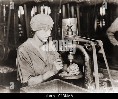 Frau einen Zünder angesenkt Rohr Loch in Handgranate bei Westinghouse Electric Manufacturing &. Unternehmen, im ersten Weltkrieg. Stockfoto