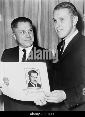 James P. Hoffa (B. 1941), Vater mit seinem James (1913-1975), Testimonial Abendessen im Jahr 1966. Die jüngeren Hoffa wurde Präsident der Teamsters Union für drei aufeinander folgende Amtszeiten in 1998, 2002 und 2006 gewählt. Stockfoto