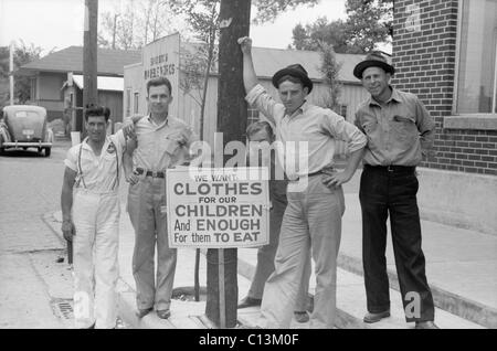 Mitarbeiter der Coca-Cola-Anlage auf Streik, zeigt ein Schild mit der Aufschrift, wir wollen Kleidung für unsere Kinder und genug für Sie zu essen. Sikeston, Missouri, Mai 1940. Stockfoto