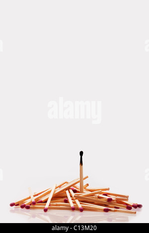 Spiele mit einem Haufen verbrannt im Inneren Stockfoto