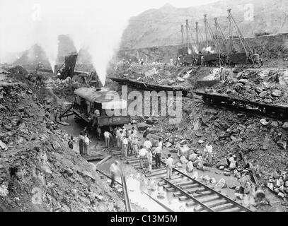 Panama-Kanal Bau schneiden durch die Berge von der kontinentalen Wasserscheide mit Dampf angetriebene Maschinen. 1913. Stockfoto