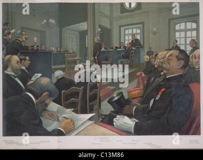 Gerichtssaal-Szene von der Spionage Trail von Hauptmann Alfred Dreyfus in Rennes im Jahr 1899. Uniformierte Dreyfus Stand im Zentrum Hintergrund mit Künstlern und Journalisten im Vordergrund links. Stockfoto