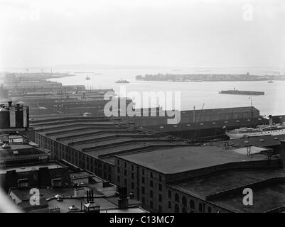 Lagerhäuser säumen die Brooklyn Ufer von New York Harbor. Ansicht Süd umfasst Governors Island in der Mitte des Boden und Staten Island in der distance.Ca. 1912. LC-D4-15713 Stockfoto