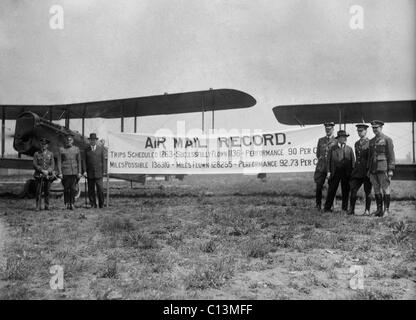 Post Master General Albert S. Burleson mit Offizieren aus der Armee-Luftwaffe erinnern an das erste Jahr der Luftpost in den Vereinigten Staaten. 19. Mai 1919. LC-DIG-Npcc-18659 Stockfoto