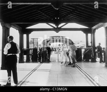 Passagiere begeben Sie sich in Washington D.C. Area Flughafen in den 1930er Jahren. LC-DIG-Hec-14557 Stockfoto