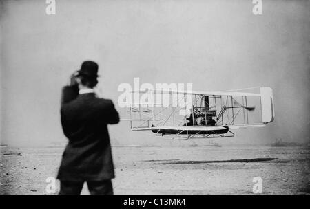 Wilbur Wright 1867-1912 zieht für einen Flug über New York Hafen am 29. September 1909. Wilber bildeten drei Flüge einschließlich 20 Meile hin-und Rückfahrt von Governors Island zum Grants Grab besting seine Rivalen Glenn Curtis, der in seinem Versuch früher in den Tag versagte. LC-USZ62-5887 Stockfoto