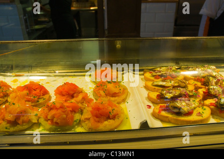 Meeresfrüchte Tapas im Mercado de San Miguel Markthalle La Latina Bezirk central Europe in Madrid Spanien Stockfoto