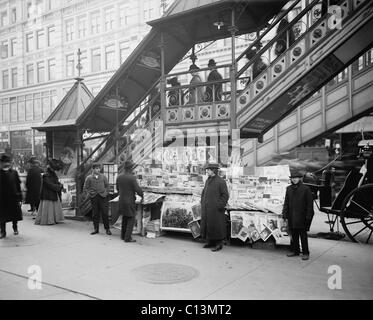 Ein Bürgersteig Zeitschriftenstand in New York City befindet sich am Eingang Treppe an der Hochbahn. 1903. LC-D401-16161 Stockfoto