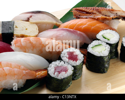 Thunfisch-Sushi mit Reis geräucherte Lachs Garnelen japanische Küche Stockfoto