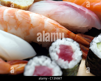 Thunfisch-Sushi mit Reis geräucherte Lachs Garnelen japanische Küche Stockfoto