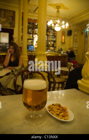 Bier und Erdnüsse im Cafe Manuela auf Calle Ferrer San Vicente in Malasaña Viertel Madrid Spanien Europa Stockfoto