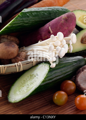 Ein Korb mit frischen Rohkost-Zutaten für die japanische Küche Stockfoto