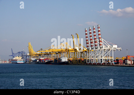 Container- und Güterumschlag Oprations in einem Container-Schiff terminal im Hafen Stockfoto