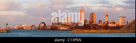 USA, Ohio, Cleveland, Skyline der Stadt auf dem Eriesee Stockfoto