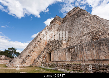 Treppen auf der Rückseite der Pyramide des Zauberers. Steile Treppen führen hinauf zu den zeremoniellen Tempel-Kammern Stockfoto