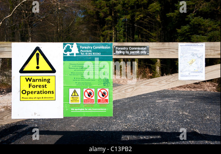 Warnzeichen auf ein Tor, das in einer Plantage der Forestry Commission führt in dem Fällen und anderen Arbeit stattfindet Stockfoto