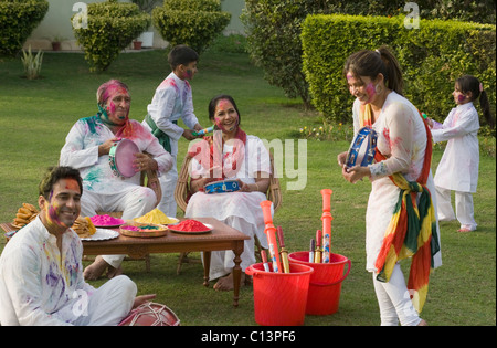 Familie feiern Holi Stockfoto