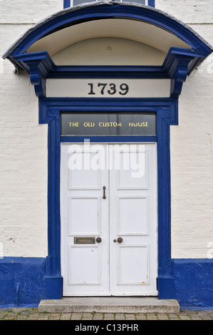 Blick auf den historischen Old Custom House-Haustür in Bayard Cove, Dartmouth, Devon. Stockfoto