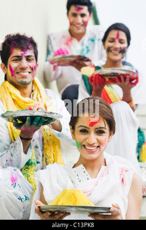 Freunde feiern Holi Stockfoto