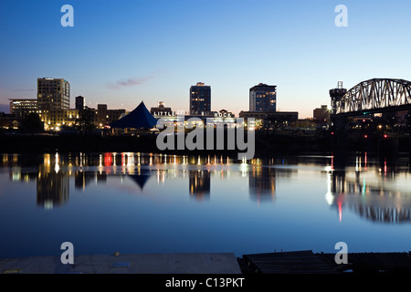 USA, Arkansas, Littlerock, Downtown Skyline bei Nacht beleuchtet Stockfoto