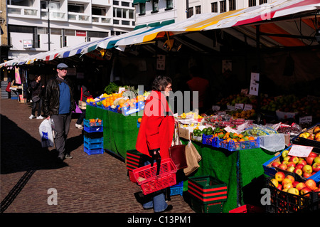 Eine Frau einkaufen bei Obst und Gemüse Stand auf dem Markt, Cambridge, England, UK Stockfoto