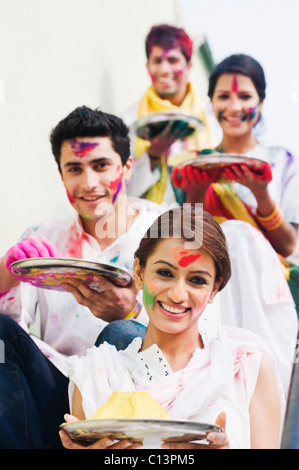 Freunde feiern Holi Stockfoto
