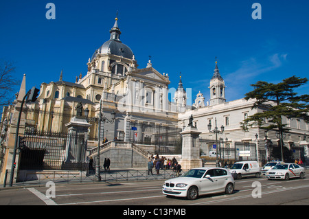 Verkehr auf der Calle de Bailen Straße vor Catedral De La Almudena antike zentralen Madrid Spanien Europa Stockfoto