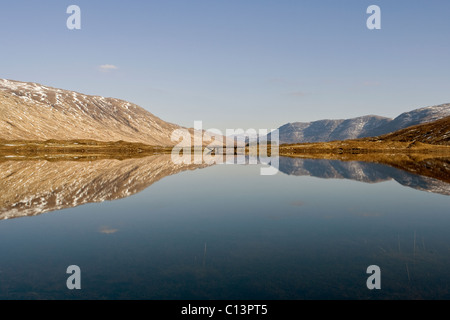 Hügel in Loch Cluanie, Kintail wider Stockfoto