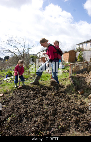 Frau mit Kindern Graben Zuteilung Stockfoto