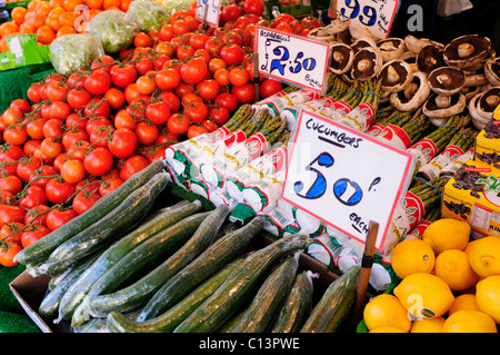 Obst und Gemüse Stall Display auf den Markt, Cambridge, England, UK Stockfoto