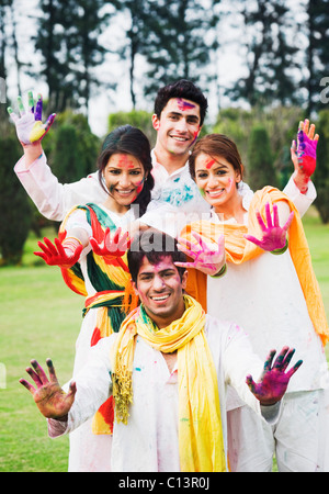 Freunden zeigen ihre farbigen Hände beim Feiern Holi Stockfoto